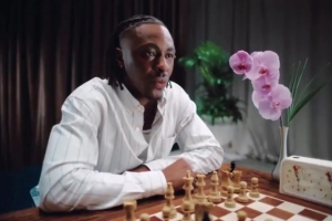 太阳报：埃泽为New Balance拍摄广告，与国际象棋冠军切磋