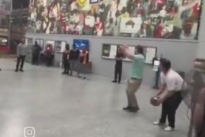 国外两男子互飙远投😬都没想到对方能一直进！野球场封神时刻啊