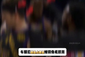 嘿嘿！布朗尼趁乱用手摸老爸的头 小子回家等着“挨揍”🤣