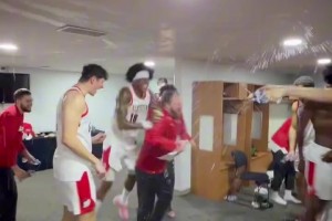 混音黑七成功！赛后队员们给主教练疯狂泼水，小杨也泼了两次😂