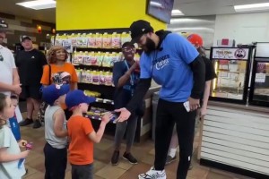 MVP给我加油？SGA和队友突袭加油站，向顾客们赠送了礼品卡！