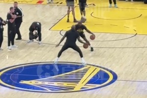 同步率100%啊😲詹姆斯赛前热身，和助教同步运球~