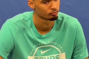 众多名宿来观战会感到压力吗？文班：不会，反而给我带来安全感